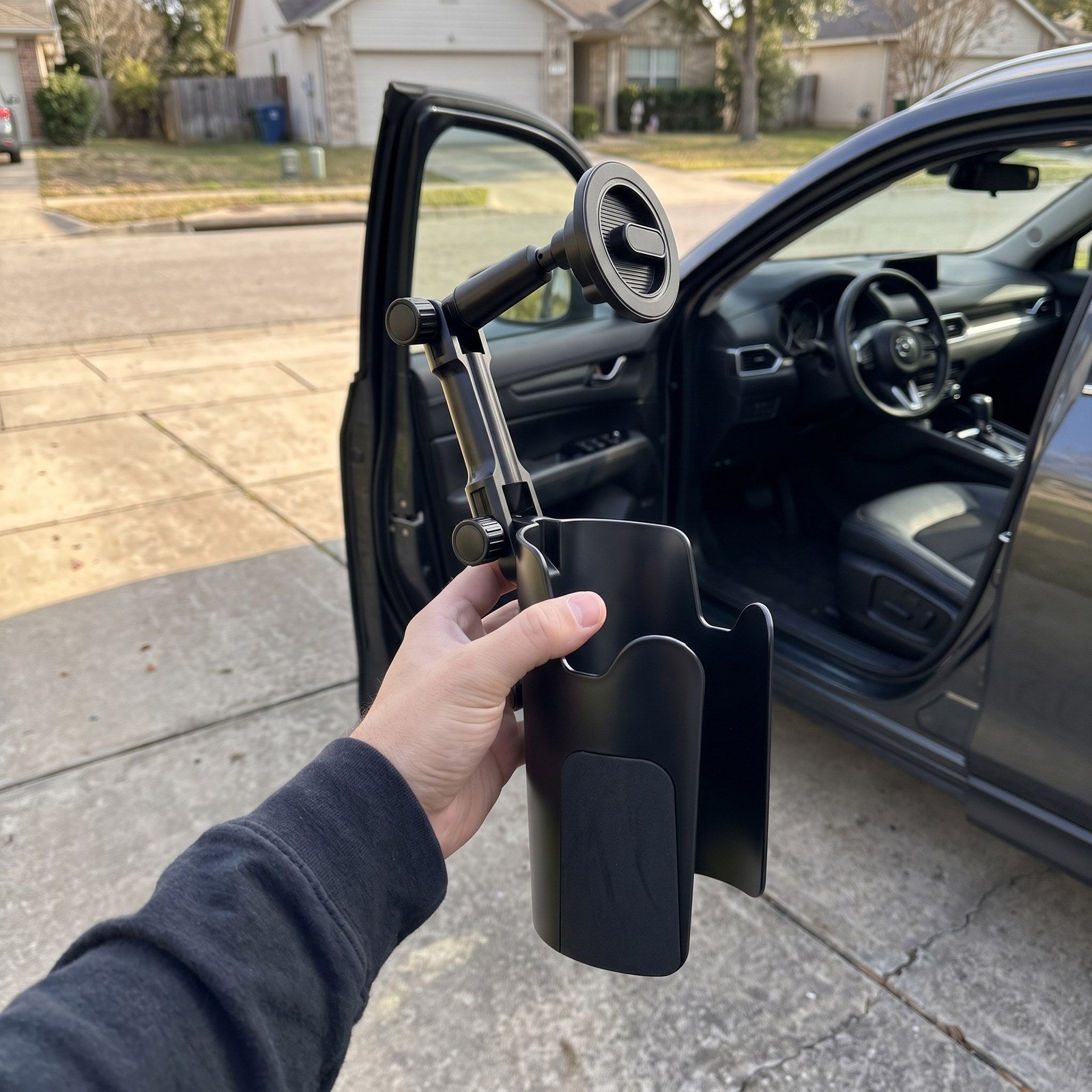 RoadMate phone mount in an everyday parked-car setup 5