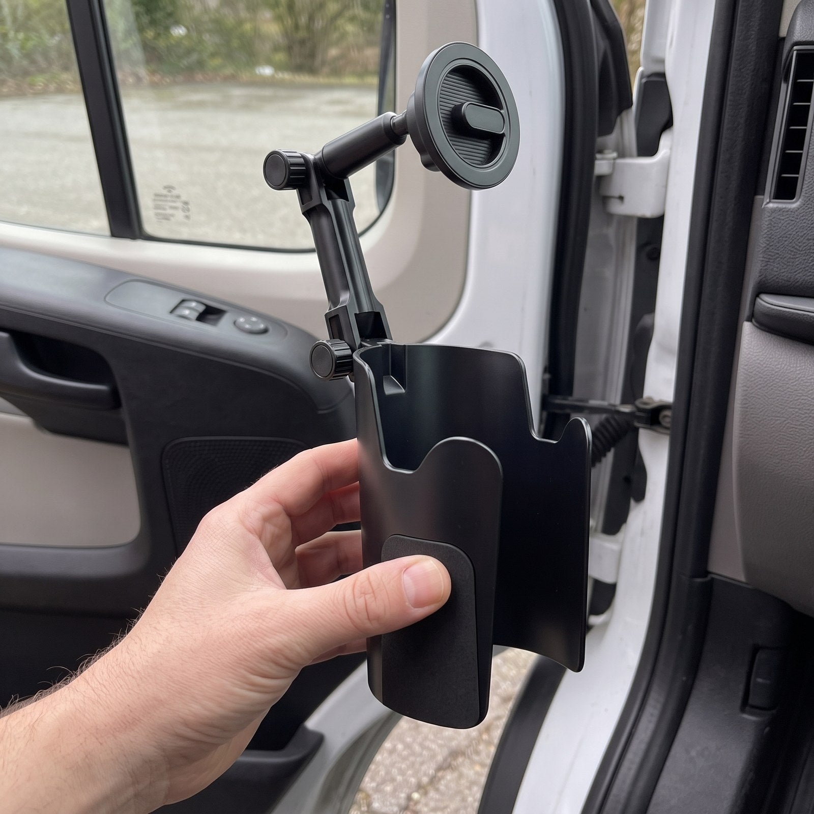 RoadMate phone mount in an everyday parked-car setup 14